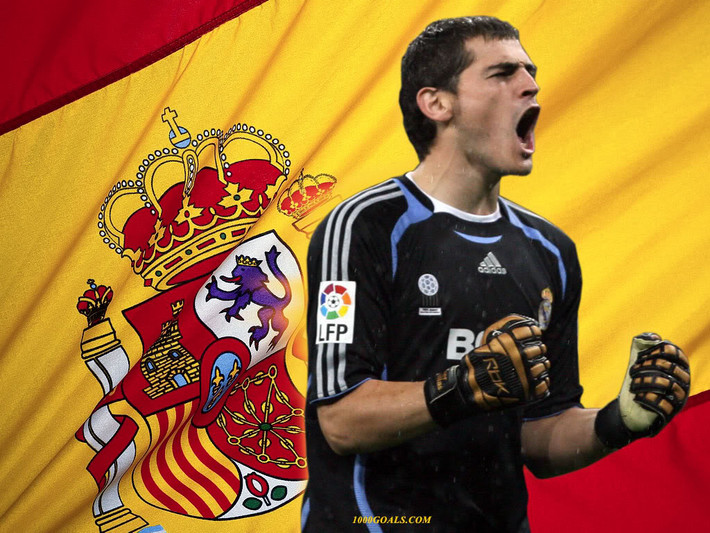 Iker Casillas có sự nghiệp vĩ đại và hoàn hảo trong màu áo của Real Madrid lẫn ĐT Tây Ban Nha. Casillas có gần như đầy đủ các danh hiệu mà một cầu thủ ao ước có như chức vô địch La Liga, cúp nhà vua, Champions League, Euro, World Cup. Trong 17 năm qua, Casillas luôn là sự lựa chọn số 1 trong khung thành của CLB lẫn ĐTQG. Gần hai thập kỷ qua CĐV của Real Madrid chưa bao giờ phải lo lắng khi trong khung gỗ và anh được NHM phong là "Thánh Iker”.