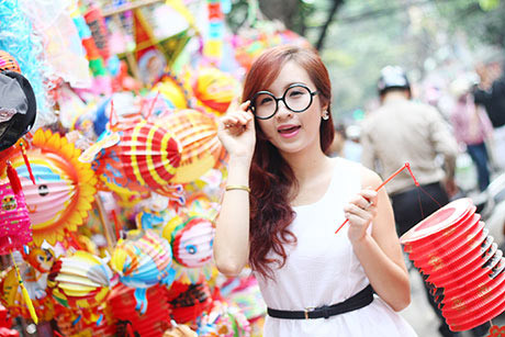 Cũng chính bởi sự bắt mắt và nhộn nhịp này khiến phố Hàng Mã trở thành địa điểm chụp ảnh lý thú của các bạn trẻ dịp Trung thu.