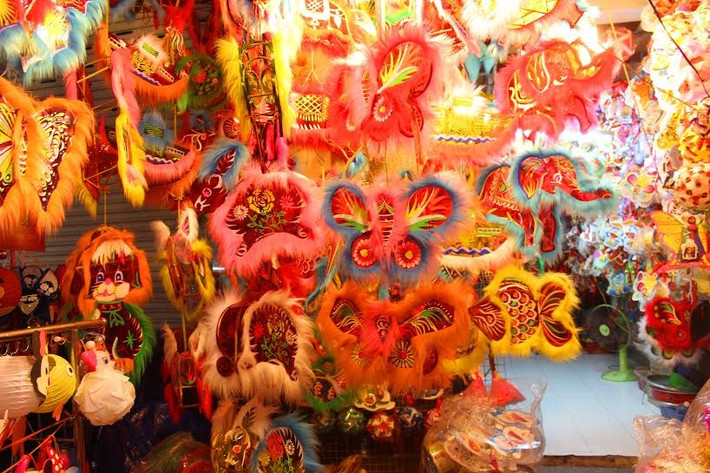 Ở đây trưng bày đủ loại lồng đèn với muôn màu sắc, cùng với lượng người đổ về đây vào mùa Trung thu đông đúc, nên có thể nói chỉ cần chụp hình "check-in" ở phố lồng đèn thôi là đã thấy Trung thu.