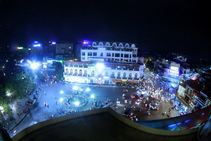 Địa điểm ngắm trăng rằm lý tưởng nữa không thể bỏ qua là Hồ Gươm.