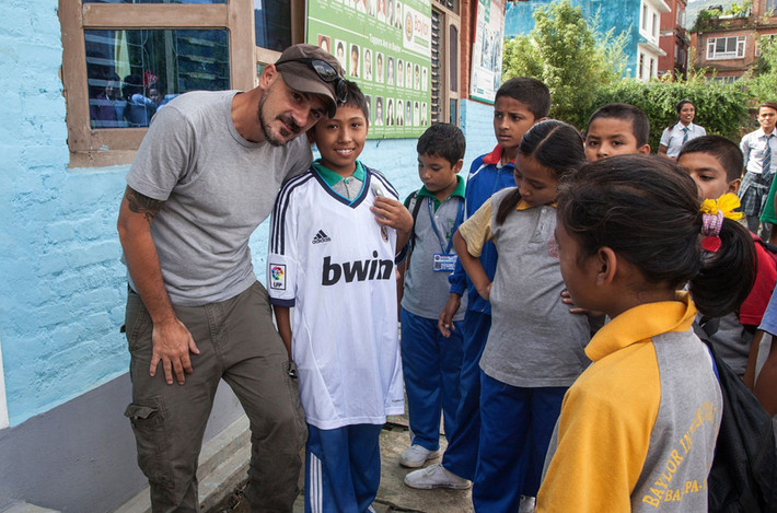 Ngay sau biết được câu chuyện trên, chính nhiếp ảnh gia Omar Havana và nhà báo Magarida Mota đã kể cho Cris Ronaldo về câu chuyện của nạn nhân nhí động đất Nepal.