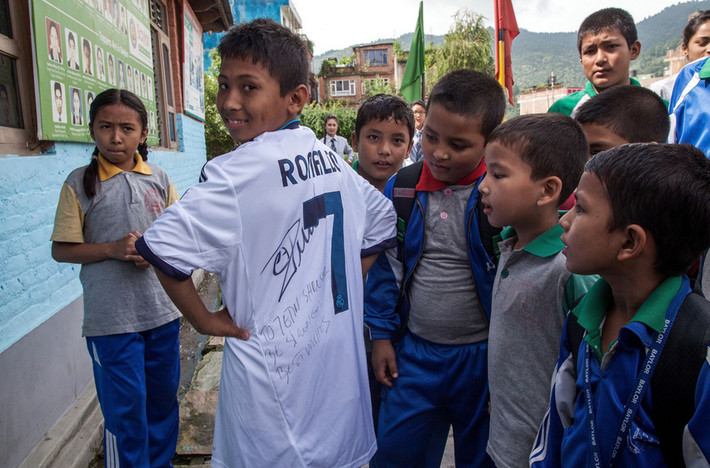 Cụ thể, Cris Ronaldo đã gửi lời chúc tới nạn nhân nhí của trận động đất Nepal rằng: "Jetin rất mạnh mẽ! Xin dành lời chúc tốt lành nhất đến em. Cristiano Ronaldo”.