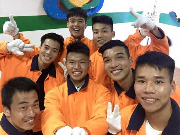 Đi cùng với nhóm cầu thủ này còn cho chuyên gia y tế người Nhật Bản của U23 Việt Nam là Bác sĩ Shinichi. Ông tỏ ra khá thích thú khi được đi chơi cùng với những cầu thủ trẻ tuổi và hết sức năng động.