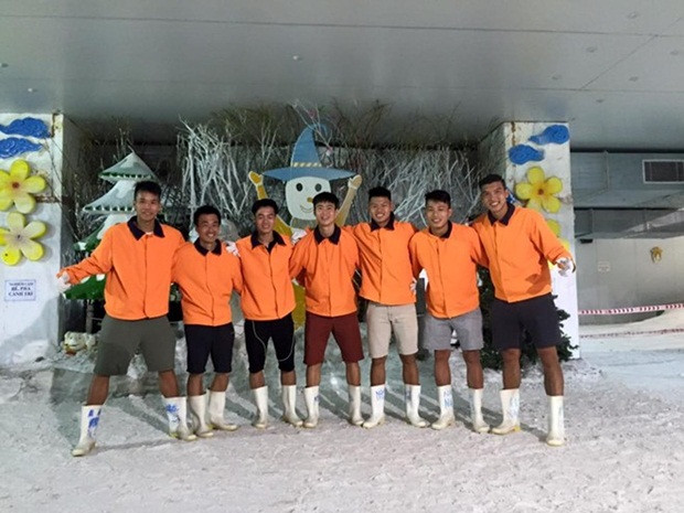 Nhóm 6 tuyển thủ U23 Việt Nam chọn trò chơi trượt tuyết làm “thử thách” đầu tiên. Tại khu vực này, nhiệt độ duy trì ở mức dưới 0 độ C khiến tất cả phải mặc áo chống lạnh chuyên dụng.