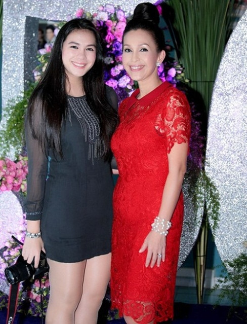 Thùy My - con gái Diễm My: Con gái lớn Diễm My năm nay 20 tuổi, sở hữu chiều cao trên 1m70 và nụ cười tươi giống mẹ, Thùy My được nhiều người yêu mến với gương mặt xinh xắn và chiều cao nổi bật được thừa hưởng từ mẹ.
