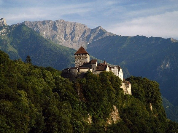 Toạ lạc trên một ngọn đồi ở Vaduz, Liechtenstein, là lâu đài Vaduz, là nơi Hoàng tử Hans-Adam II của Liechtenstein sống.