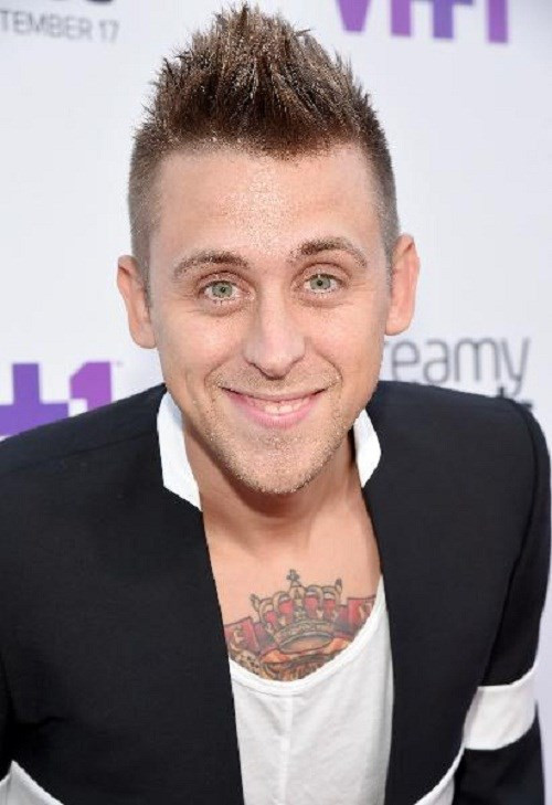 Roman Atwood kiếm tiền thông qua các trò chơi do anh và ekip của mình thực hiện. Roman hiện tại sở hữu hơn 7 triệu người theo dõi trên trang Youtube cá nhân. Trong năm nay, anh kiếm được 2,5 triệu USD.