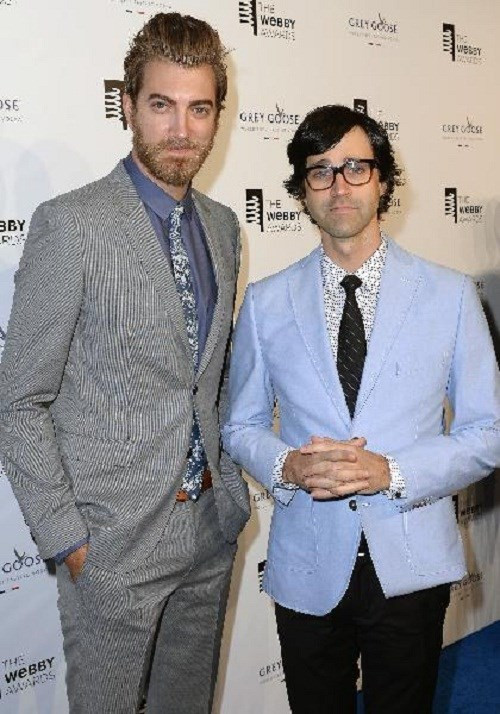 Rhett & Link tên thật là Rhett McLaughlin và Charles Lincoln Neal III, họ đã kiếm tiền trên Youtube nhờ các video hài của mình. Phần lớn số tiền của họ kiếm được đều đến từ những video tài trợ. Họ có những giao dịch với Gillette, Wendy, Toyota, và còn rất nhiều thương hiệu, nhãn hàng lớn nổi tiếng khác. Năm vừa qua, họ kiếm được 4,5 triệu USD.