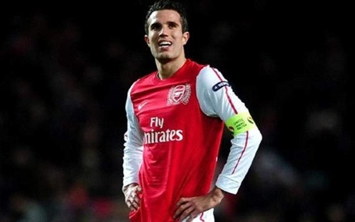 Một cựu siêu sao khác của Man United cũng từng dính nghi án hiếp dâm đó là Robin Van Persie khi cầu thủ này bị “nhân vật nữ” có tên là Sandra Boma đã tố cáo làm trò đồi bại với cô ta tại một hộp đêm tại Rotterdam. Sau cáo buộc này, Van Persie bị cảnh sát tạm giam 14 ngày. Theo những lời khai của mình, “người Hà Lan bay” thừa nhận rằng có lên giường với Sandra Boma nhưng chính cô ả mới là người gạ tình. Sau đó cầu thủ này được tòa án Hà Lan xử trắng án.
