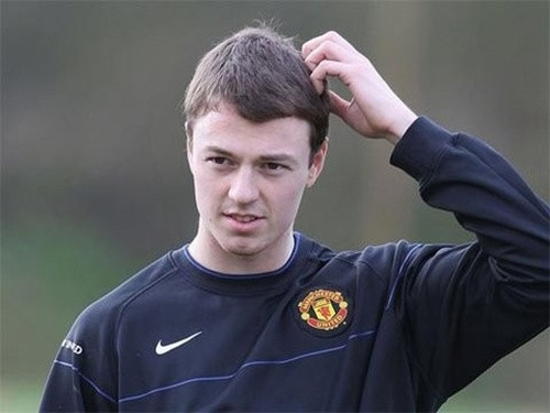 Cựu trung vệ của Man United là Johny Evans cũng chịu nhiều áp lực khi bị cáo buộc có liên quan tới một vụ xâm hại tình dục trong bữa tiệc Giáng sinh năm 2007. Một trong những khách mời có mặt tại bữa tiệc sang trọng tố cáo Evans liên tục tán tỉnh và gạ cô “lên giường”. Sau hơn 16 tiếng bị thẩm vấn, Evans được trả về nhà và chịu sự giám sát từ xa của cảnh sát một thời gian dài. Mãi sau này, cầu thủ Man United mới được minh oan.