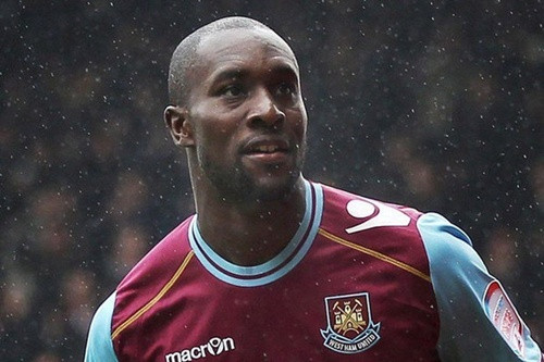 Tháng 4/2011, cựu cầu thủ West Ham Carlton Cole cũng suýt chút nữa bóc lịch vì gái. Trong một lần cao hứng, Carlton rủ một nhóm bạn mới quen về phòng mình tại khách sạn để thác loạn. Trong đó có một cô gái còn khá trẻ và đang đi học. Sau khi nhận được lời tố cáo của cô gái đó, cảnh sát Anh lập tức triệu tập Cole cùng một số nhân vật có mặt đêm đó để lấy lời khai. Vì không có bằng chứng kết tội nên cơ quan điều tra buộc phải thả Cole về.