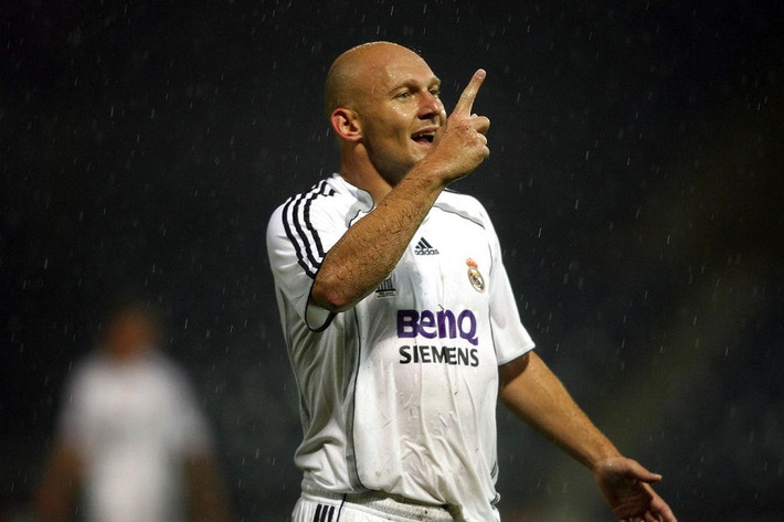 Sau khi chia tay Everton, Thomas Gravesen cập bến Real Madrid năm 2005. Dải ngân hà Real Madrid đã bỏ ra 2,5 triệu bảng để có được chữ ký của Thomas Gravesen. Bản hợp đồng với cựu thủ quân của Everton được xem là rất hơi vì Thomas Gravesen sở hữu những phẩm chất tuyệt vời. Nhưng tuyển thủ người Đan Mạch đã sa sút không ngờ kể từ khi chuyển đến Bernabeu trước khi bị bán đến Celtic rồi quyết định giải nghệ năm 2008.
