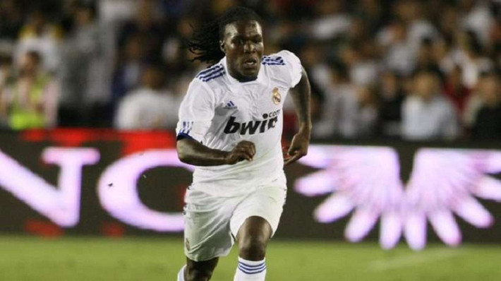 Royston Drenthe gia nhập Real Madrid năm 2007, cùng với người đồng hương Wesley Sneijder. Tiền vệ người Hà Lan có màn ra mắt ở trận gặp Sevilla, trận đấu mà anh đã ghi bàn từ khoảng cách gần 40m. Cầu thủ người Hà Lan này thi đấu dần mờ nhạt vào ngay sau khi gia nhập Real Madrid và mất vị trí hậu vệ trái vào tay của Marcelo. Chính áp lực khổng lồ của Real Madrid khiến Drenthe không thể tỏa sáng.