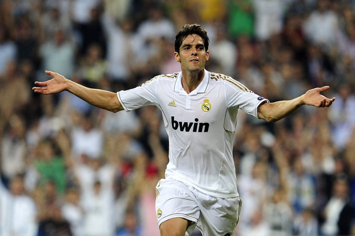 Năm 2009, Real Madrid đưa Kaka về bằng bản hợp đồng bom tấn trị giá 60 triệu bảng. Chấn thương cùng mối quan hệ luôn căng thẳng với HLV Jose Mourinho đã khiến sự nghiệp của anh bị cản trở không ít. Kaka đã có những khoảnh khắc rực rỡ tại đây, nhưng nó quá ít, và rõ ràng là không tương xứng so với tài năng của anh.