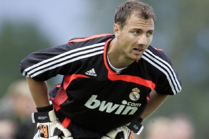 Cựu thủ môn người Ba Lan Jerzy Dudek đã gia nhập Real Madrid 2007. Trước đó Dudek đã có sáu năm thi đấu đầy ấn tượng trong màu áo Liverpool, đỉnh điểm là chức vô địch Champions League năm 2005. Khi gia nhập Los Blancos, Dudek đã 34 tuổi, và rõ ràng tất cả đều biết thật khó để anh có thể cạnh tranh với Iker Casillas. Thủ thành người Ba Lan chỉ có 12 lần ra sân trong bốn năm.