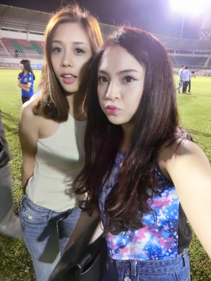 Sau khi trận đấu giữa HAGL và ĐTLA kết thúc, Phương Anh và Phương Thảo đã tới tận sân để chúc mừng các cầu thủ và không quên chụp ảnh kỉ niệm.