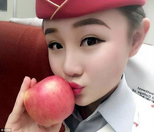 Đây là một dịch vụ bán hàng online hoàn toàn mới được mở ra bởi 7 cô gái làm nghề tiếp viên hàng không xinh đẹp. Các cô ấy sẽ lần lượt hôn lên những quả táo đỏ mọng rồi sau đó rao bán chúng trên mạng.