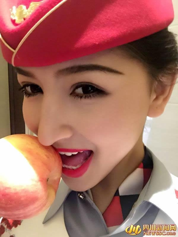 Nhiều cư mạng xã hội đã bình luận rằng: "Tôi rất mong chờ nhận được sản phẩm là trái táo mọng kia. Ôi, nhìn cô ấy thật hấp dẫn biết bao!"