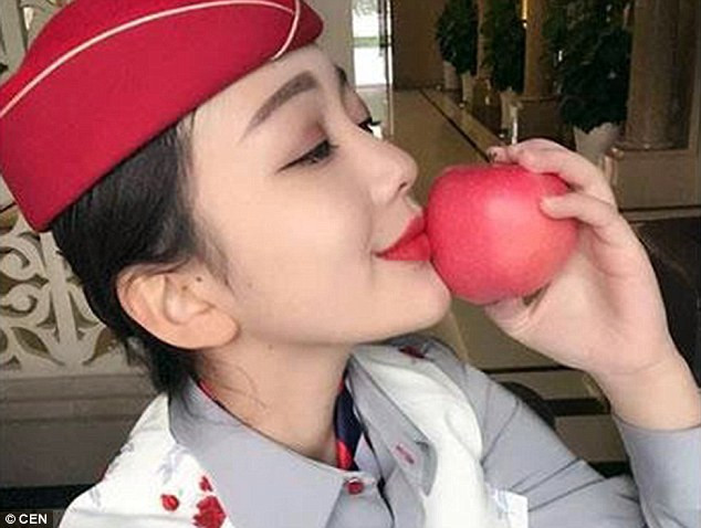 Cư dân mạng Trung Quốc mới đây lại được một phen xôn xao khi xuất hiện một loại "sản phẩm" vô cùng độc đáo là “nụ hôn của hot girl hàng không”.