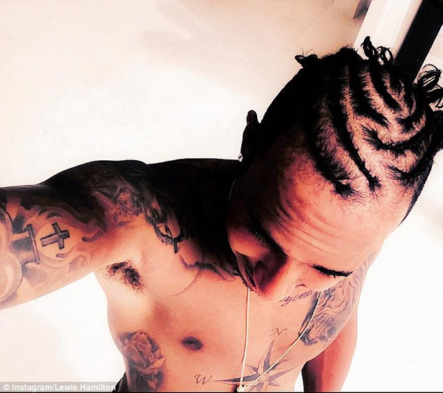 Trước khi lên đường đến Barbados ăn chơi nhảy múa, Lewis Hamilton cũng trình làng cho NHM trên thế giới biết kiểu tóc mới lạ của mình.