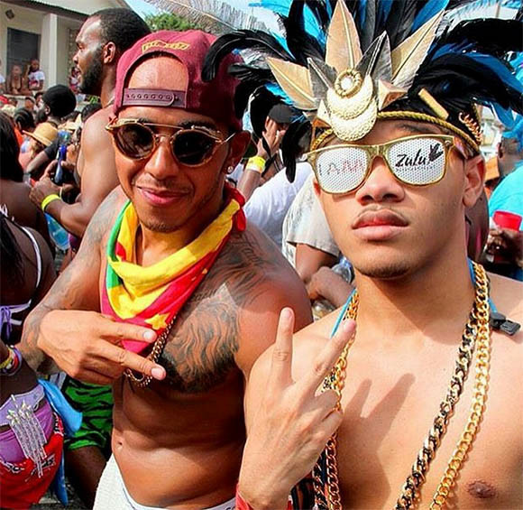 Lewis Hamilton đến Barbados để tham dự một lễ hội đường phố được tổ chức hàng năm có tên Kadooment Day.