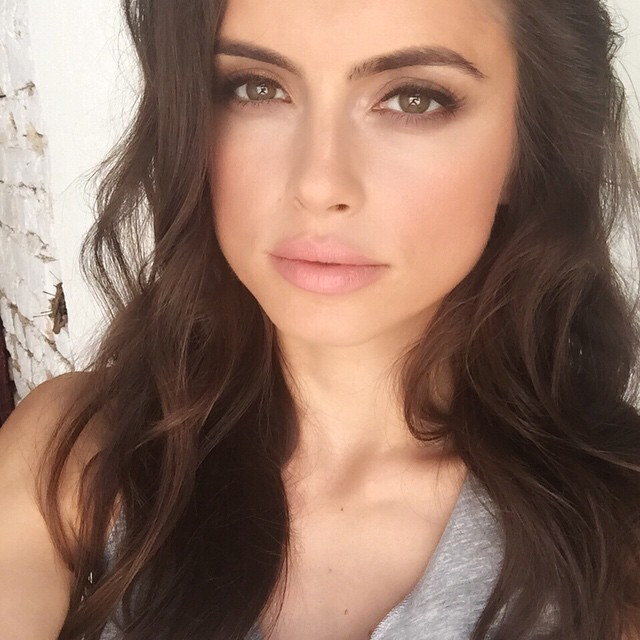 Amra Silajdzic, sinh năm 1984, tại Bosnia, được nhiều người biết tới là bạn gái của Edin Dzeko, cầu thủ Man City mới chuyển sang thi đấu tại Serie A cho AS Roma.