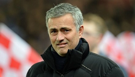 Sau cuộc đụng độ với Man United tại vòng bán kết Cúp Liên đoàn Anh vào ngày 12/1/2005, HLV Mourinho của Chelsea đã có những lời lẽ không hay ám chỉ việc HLV Alex Ferguson của Man United nói chuyện cùng trọng tài Neale Barry ở cuối hiệp một gây bất lợi cho Chelsea. Sau phát biểu này, LĐBĐ Anh (FA) phạt HLV Mourinho 5.000 bảng về hành động này.