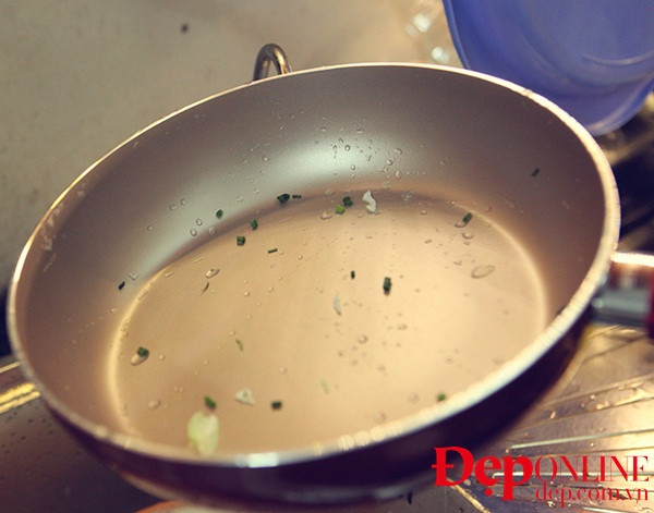 Đúng: Để chảo nguội bớt rồi mới tiến hành rửa sạch.