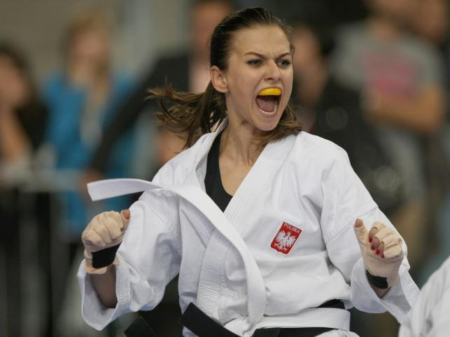 Bà xã của Lewandowski từng giành HCĐ giải Karatedo thế giới năm 2009. Chính vì vậy nên có dữ tợn như nào ngoài đời thì về nhà cầu thủ người Ba Lan này cũng rất “nể” vợ.