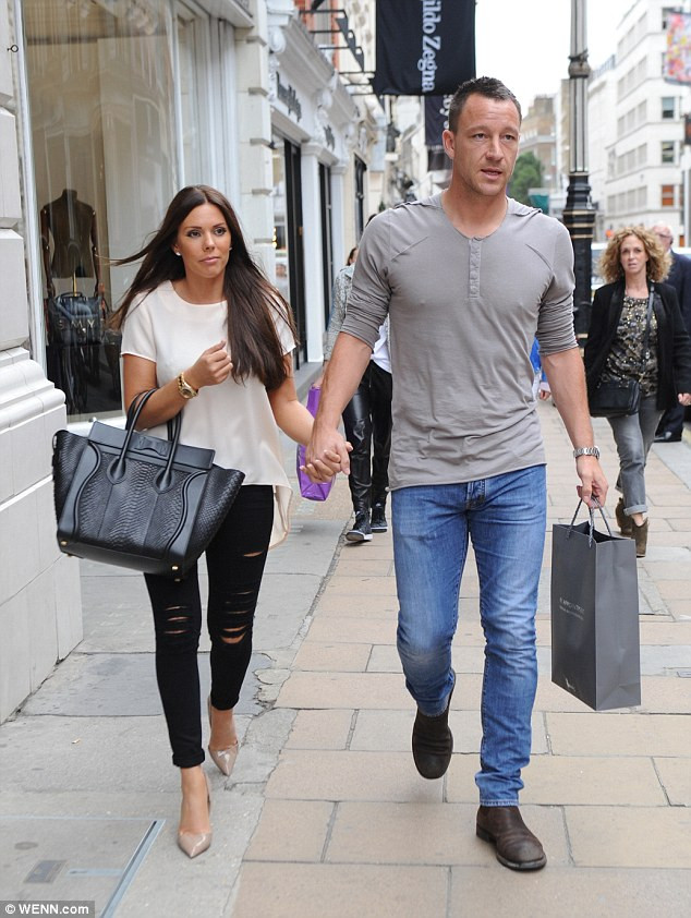 Dù to cao và vạm vỡ nhưng trung vệ đội trưởng của CLB Chelsea là John Terry không dám gây gổ gì với nàng WAGs xinh đẹp của mình là Toni Poole.
