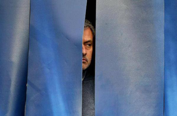 HLV Mourinho của Chelsea trốn biệt sau thất bại trước Man City với tỷ số 0-3 và chỉ dám ngó mặt ra khi các cầu thủ Man City đã đi hết.