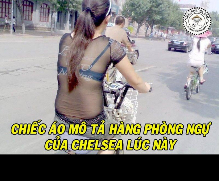 Cư dân mạng chế hàng phòng ngự của Chelsea quá mỏng như chiếc áo của người phụ nữ đi xe đạp đang mặc.