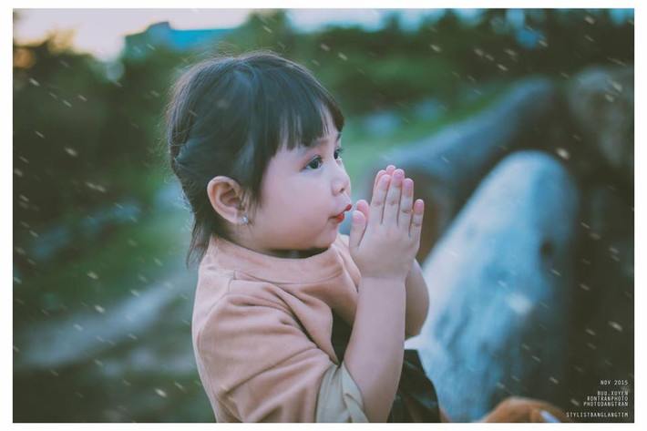 Không chỉ xinh xắn, Đình Đình còn khá ăn ảnh và rất bạo dạn tạo dáng trước ống kính.
