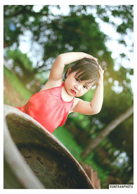 Đình Đình thỏa thích tạo kiểu và không hề ngần ngại bộc lộ cá tính của mình.