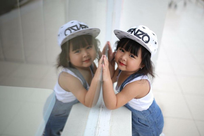 Nhiều người mẫu thực thụ đôi khi còn cảm thấy khá sợ sệt khi xuất hiện trước ống kính. Nhưng "người mẫu nhí" Đình Đình lại hoàn toàn khác, bé rất thoải mái diễn trước ống kính.