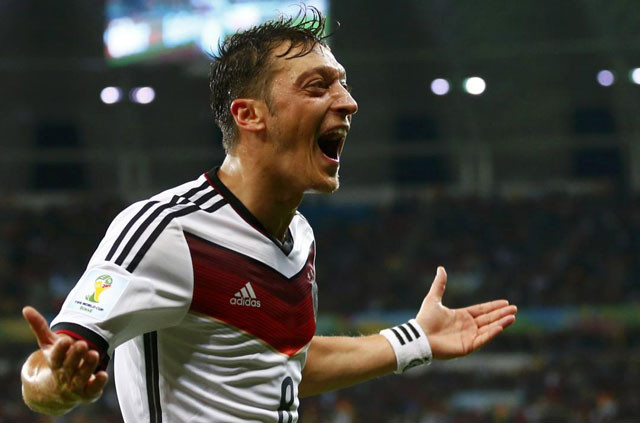 Mesut Ozil cũng thi đấu rất tốt tại ĐT Đức nhưng lại quá nghèo nàn về phong độ ở CLB Arsenal. Anh không thể hiện được những đường chuyền sắc sảo của mình và thường xuyên phải làm bạn với ghế dự bị.