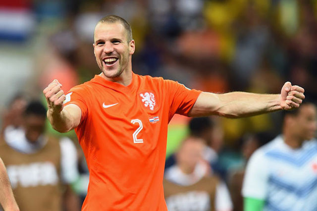 Ron Vlaar là trung vệ thép của ĐT Hà Lan. Sau một mùa giải World Cup thành công, Ron Vlaar đến với CLB Aston Villa nhưng không đem lại hiệu quả như kì vọng. Anh liên tục mắc sai lầm trong khâu phòng ngự và đẩy CLB chủ quản xuống đáy bảng xếp hạng tại Premier League.