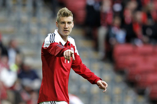 Nicklas Bendtner khi là tiền đạo của ĐT Đan Mạch thi đấu rất thành công. Nhưng khi về với CLB, cầu thủ này chỉ như một gã hề, phong độ đi xuống thảm hại. Trong vòng 5 năm gần đây, mỗi năm Bendtner bị bán cho một CLB và anh được gọi là cầu thủ “chân gỗ”. Mặc dù là một tiền đạo nhưng phong độ của Bendtner còn không bằng một hậu vệ.