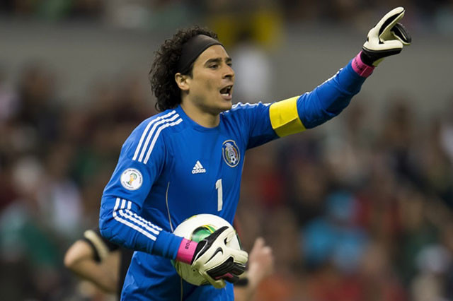 Guillermo Ochoa là một hiện tượng của kỳ World Cup 2014. Thủ môn này thi đấu xuất sắc, góp sức vào thành công của ĐT Mexico. Sau World Cup, Ochoa là cái tên rất hot trên thị trường chuyển nhượng và anh đã chọn CLB Malaga. Nhưng sau một thời gian thi đấu tại đây, Ochoa thể hiện sự non kém và thường xuyên phải làm bạn với ghế dự bị.