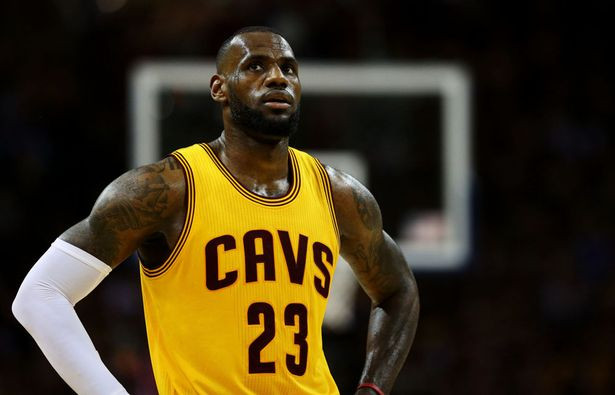 LeBron James là cái tên mà nhiều NHM bóng rổ biết đến nhất. VĐV người Mỹ càng được nhiều người biết đến hơn khi anh là VĐV giá trị nhất tại giải bóng rổ nhà nghề Mỹ (NBA) và anh cũng là người có giá trị thương hiệu là 27 triệu USD.