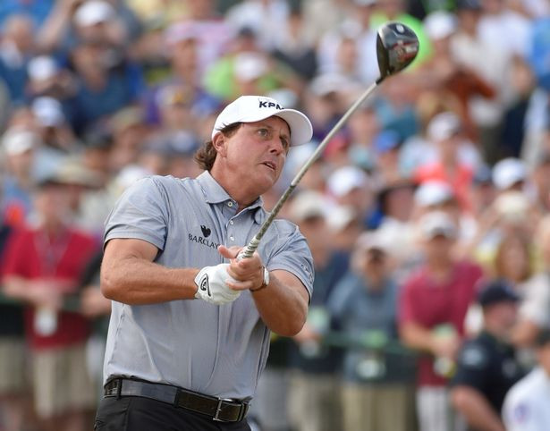 Xếp ngay sau Tiger Woods trên BXH những nam VĐV có giá trị cao nhất thế giới là tay golf đồng hương Phil Mickelson. Trong năm 2015, Phil Mickelson được đánh giá ở mức 28 triệu USD.