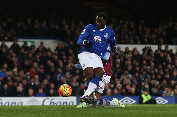 Romelu Lukaku đã có bàn thắng thứ 50 tại giải Ngoại hạng Anh và anh đã trở thành chân sút trẻ thứ 4 làm được điều này sau Fowler, Owen (Liverpool), Rooney (Man United). Còn trong trận đấu với Aston Villa, Romelu Lukaku đã có 6 cú dứt điểm đóng góp 2 bàn thắng và là người kiến tạo một cơ hội để đồng đội ghi bàn.