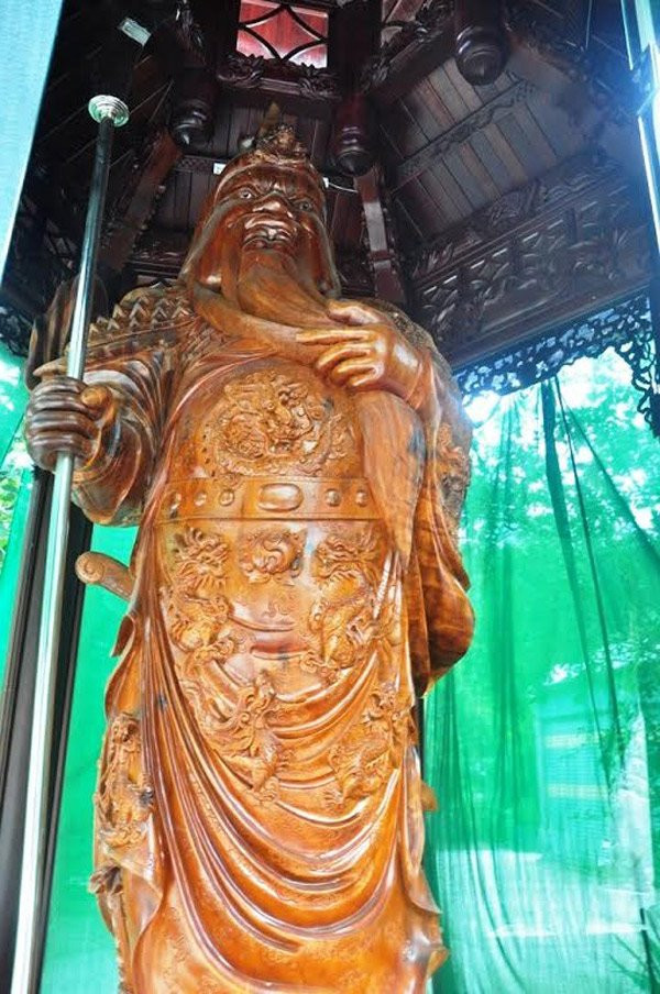 Người này cho hay, kể từ khi công trình bị đình chỉ xây dựng vì chưa cấp phép trên đất rừng đặc dụng, mọi việc đều đã dừng lại. Một số công trình bằng gỗ vừa dựng xong đang được che chắn, bảo vệ.