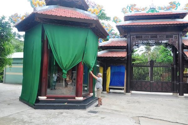 Cả khu biệt phủ kín cổng cao tường giờ chỉ còn một bảo vệ và vài người làm vườn. Hỏi chủ nhân khu biệt phủ, đại gia Ngô Văn Quang, người bảo vệ lắc đầu, nói rằng kể từ khi dư luận lên tiếng về việc xây dựng trái phép tại đây và chính quyền địa phương vào cuộc thì ông Quang rất ít khi xuất hiện.