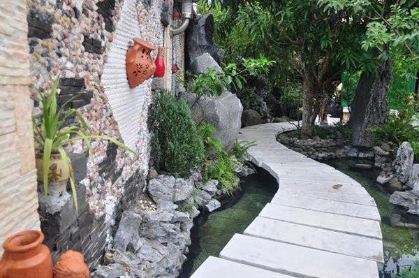 Phía bên trong khu biệt phủ, khi tận mắt chứng kiến mới cảm nhận được sự nguy nga chẳng khác nào cung vua phủ chúa ngày xưa, với những tượng gỗ, nhà rường gỗ quý hiếm.