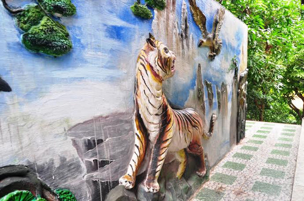 “Đó là chưa nói đến lượng gỗ lớn khác để làm những ngôi nhà to vật vã. Không đơn giản để tìm và vận chuyển số gỗ này qua các trạm kiểm lâm nếu không có giấy phép” - vị đại gia này nói.