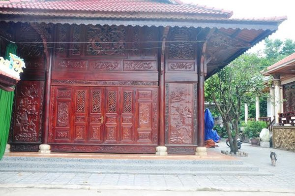 Gian nhà được làm từ gỗ nguyên khối trong biệt phủ của đại gia Quang.