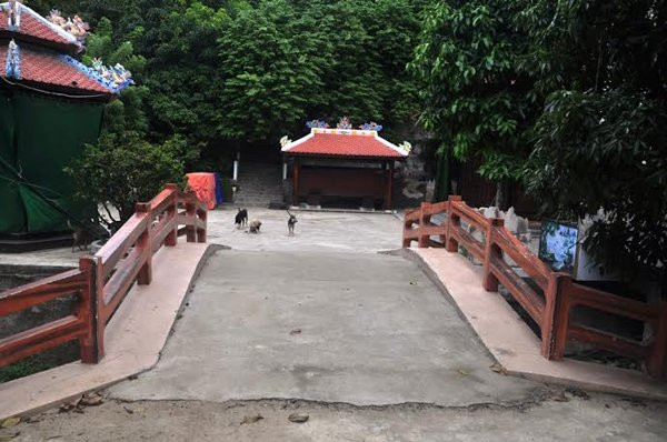 “Theo bà con, nếu nhà nước yêu cầu phá dỡ thì nên ra quyết định tịch thu sung công và giữ lại. Chứ đập bỏ thì tiếc lắm. Đành rằng ông Quang sai phạm thì phải xử lý nghiêm, nhưng khối tài sản này quá lớn”- một người dân nhận xét.
