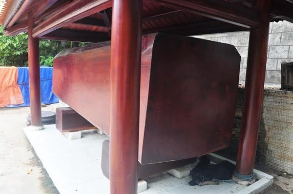 Bí thư Chi bộ tổ 12 Kim Liên Nguyễn Bá Lưỡng và ông Trần Tình - Trưởng ban công tác mặt trận tổ 12 Kim Liên (phường Hòa Hiệp Bắc, quận Liên Chiểu, Đà Nẵng) cho biết, hơn 2 tuần qua khi có quyết định phá dỡ khu biệt phủ này, ông cũng như nhiều người dân mất ngủ vì thấy “tiếc đứt ruột, đứt gan”.