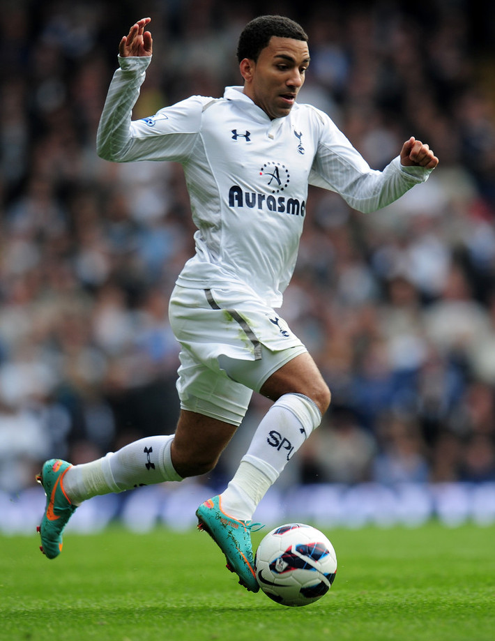 Aaron Lennon (Tottenham) xếp ngay sau Valencia về tốc độ rê bóng ở Premier League, với 33,8 km/h.